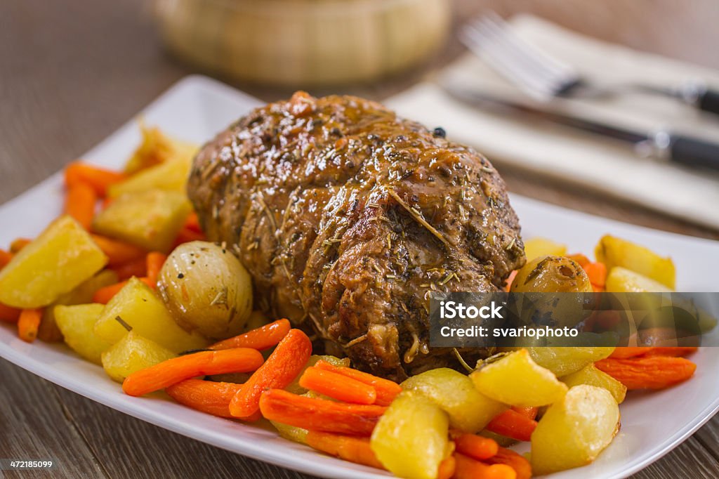 Carne assada com batatas e cenouras - Foto de stock de Alecrim royalty-free