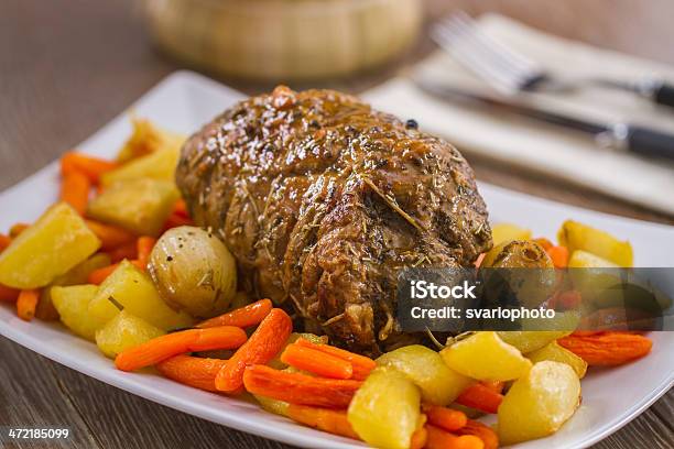 Foto de Carne Assada Com Batatas E Cenouras e mais fotos de stock de Alecrim - Alecrim, Amarrado, Assado