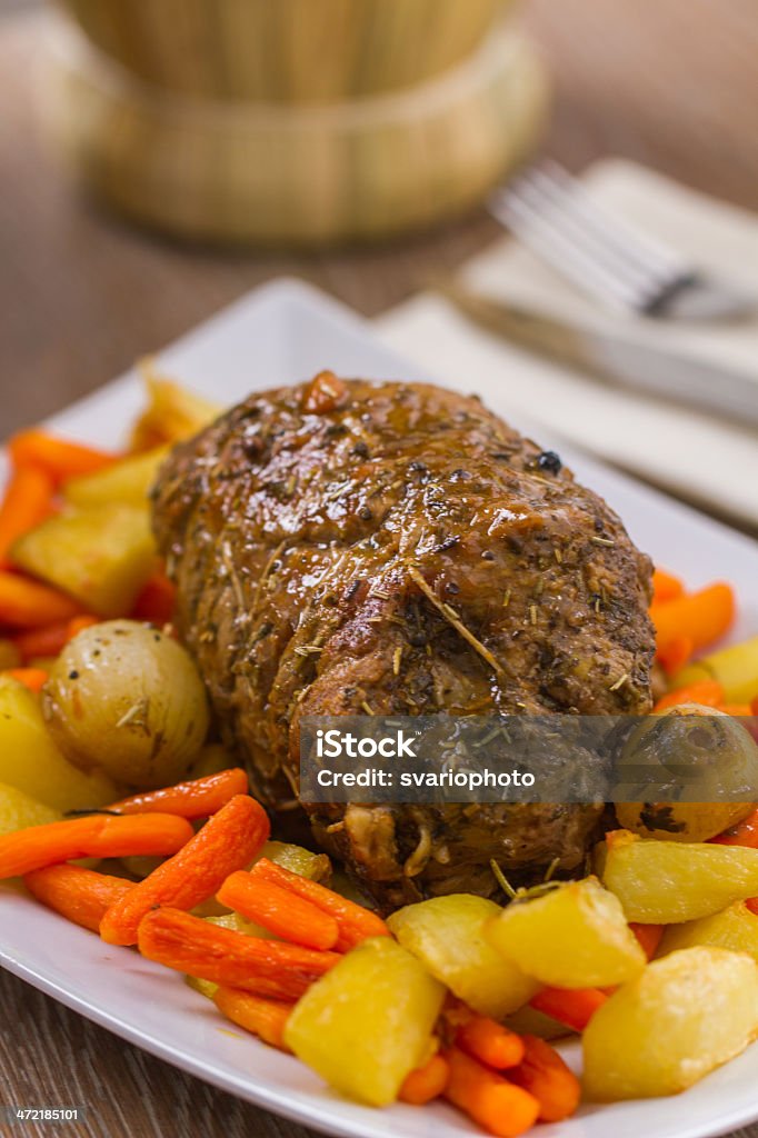 Rosbife com batatas e Cenouras - Royalty-free Alecrim Foto de stock