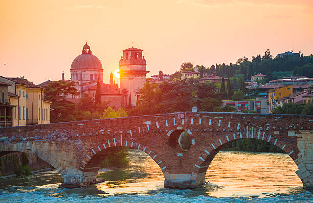 ponte pietra, verona, itália - verona italy travel europe sunlight - fotografias e filmes do acervo