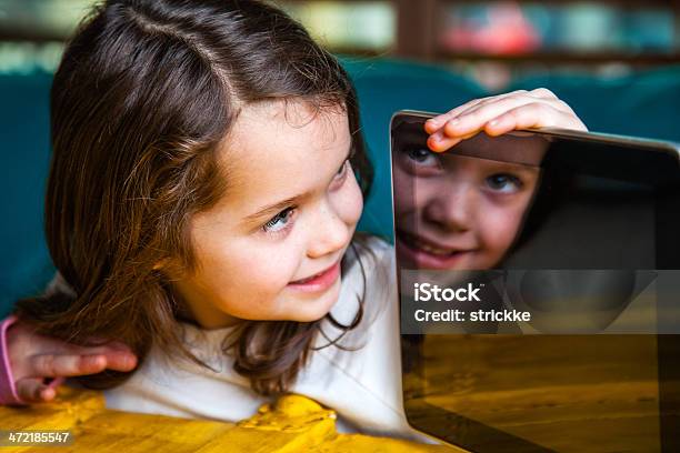 여성 어린이 웃는 얼굴 점착층의 컴퓨터 및 태블릿 가볍게 두드리기에 대한 스톡 사진 및 기타 이미지 - 가볍게 두드리기, 갈색 머리, 감정