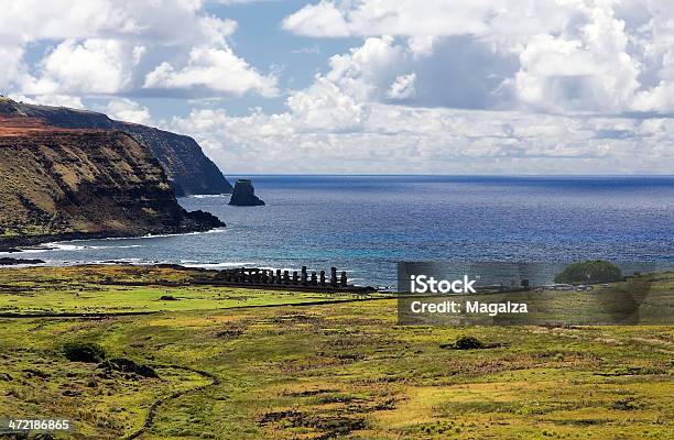 Moai Esistente Sullisola Di Pasqua - Fotografie stock e altre immagini di Ahu Tongariki - Ahu Tongariki, Ambientazione esterna, America del Sud
