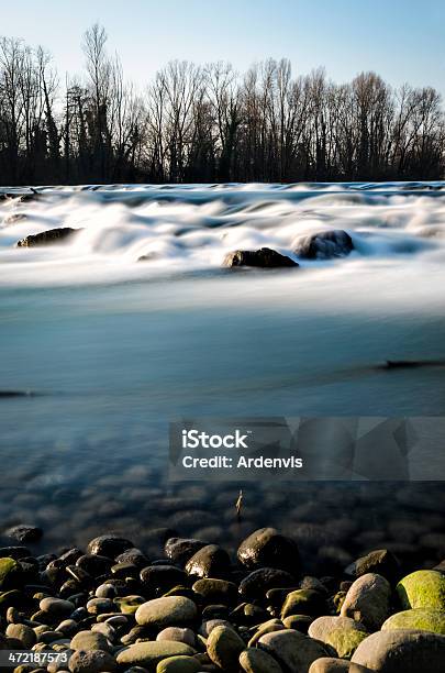 Fiume Cascata Pietre E Alberiesposizione Lunga - Fotografie stock e altre immagini di Rapida - Fiume - Rapida - Fiume, Acqua, Acqua fluente