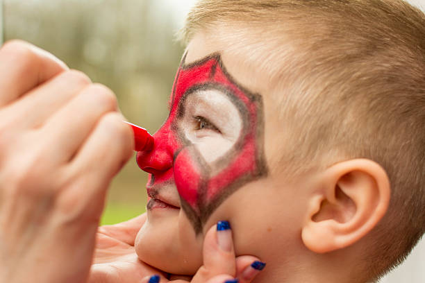 mãe pintar o seu filho para carnaval - make up cosmetics make up brush brushing - fotografias e filmes do acervo