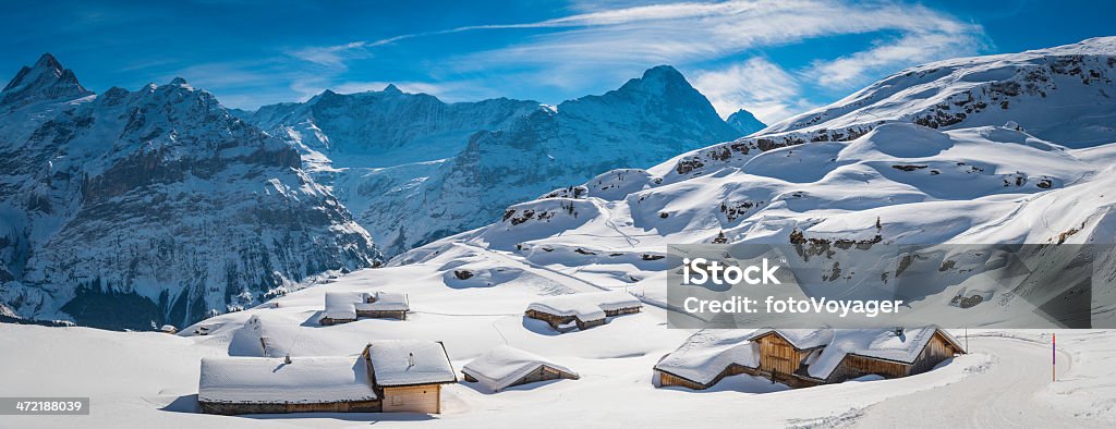 Idyllische snowy mountain chalets mit Ski village Alpen der Schweiz - Lizenzfrei Winter Stock-Foto