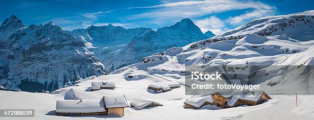 Idyllische Snowy Mountain Chalets Mit Ski Village Alpen Der Schweiz Stockfoto und mehr Bilder von Winter