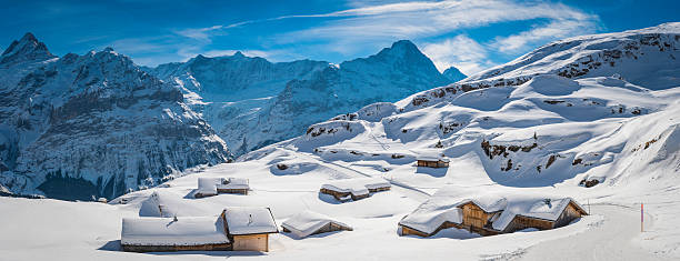 のどかなユキコ山のシャレーでアルプスのスイスアルプスの村 - swiss culture european alps mountain eiger ストックフォトと画像