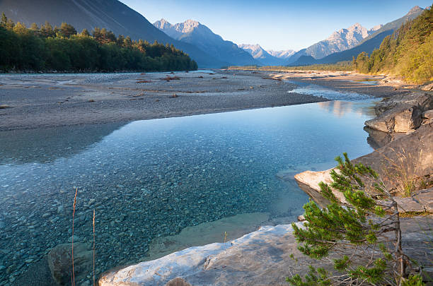 mattina luce lechriver, tirolo, austria - klimmspitze foto e immagini stock