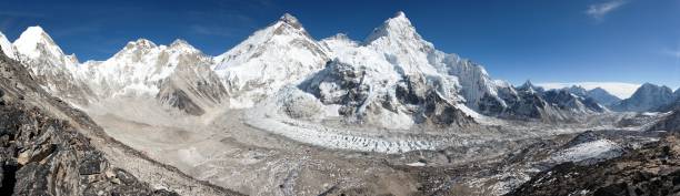 istock Beautiful view of mount Everest 472188296
