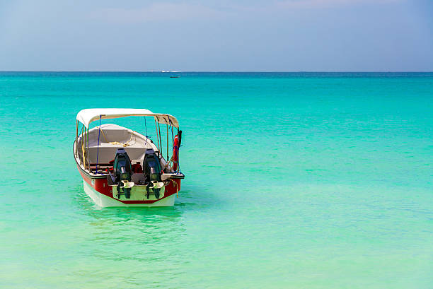 água azul-turquesa e barco - baru - fotografias e filmes do acervo