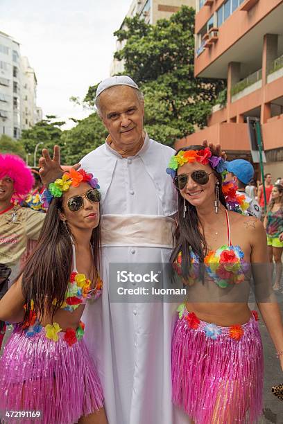 Photo libre de droit de Rue Carnaval À Rio banque d'images et plus d'images libres de droit de Adulte - Adulte, Agenouillé, Arbre