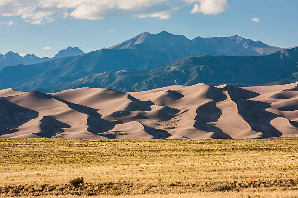 vista de grandes dunas de arena cerca de pase por alamosa, colorado - alamosa fotografías e imágenes de stock