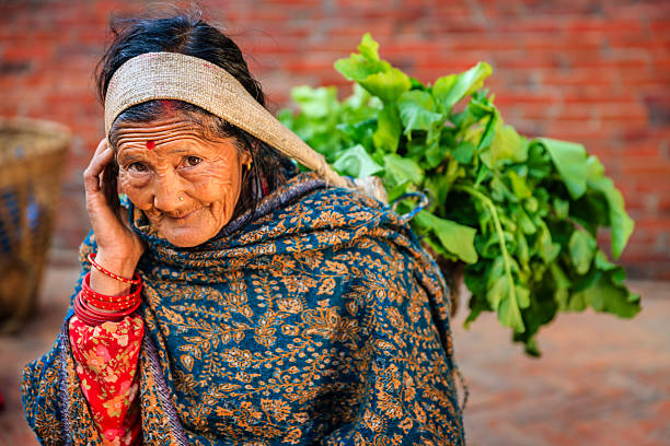 le népalais street vendeur vente de légumes de patan, népal - durbar square photos et images de collection