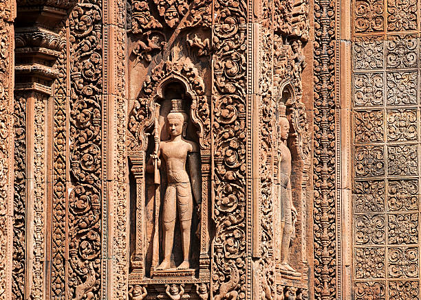 esculturas no templo banteay srei, camboja - srei - fotografias e filmes do acervo