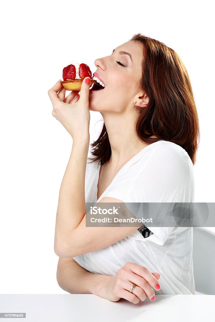 여자 신선한 스트로우베리 케이크를 먹는 - 로열티 프리 T 셔츠 스톡 사진