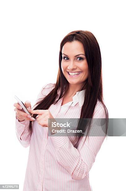 Mujer De Negocios Joven Sonriente Atractivo En Camisa Con Teléfono Celular Foto de stock y más banco de imágenes de Adulto