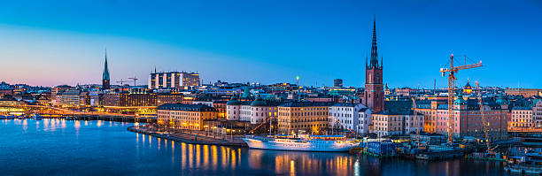 estocolmo gamla stan mar iluminado con vista panorámica al atardecer de suecia - riddarfjarden fotografías e imágenes de stock