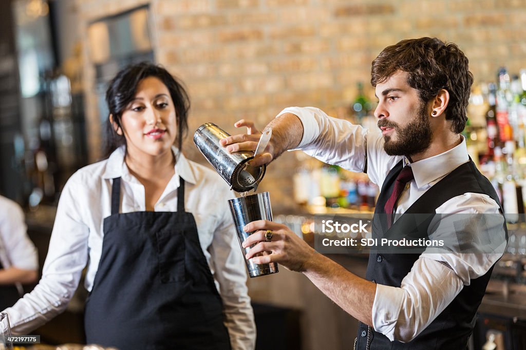 Barman ensino novo treinamento para tomar bebida no bar - Foto de stock de Barman royalty-free