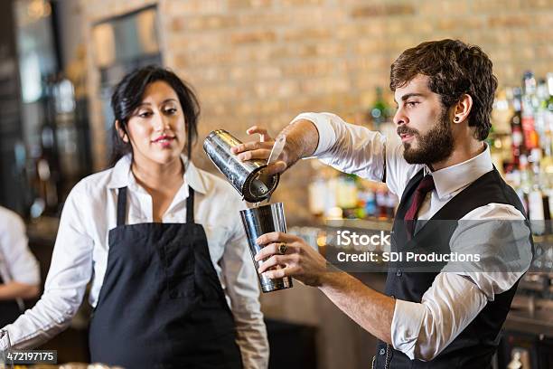 Foto de Barman Ensino Novo Treinamento Para Tomar Bebida No Bar e mais fotos de stock de Barman