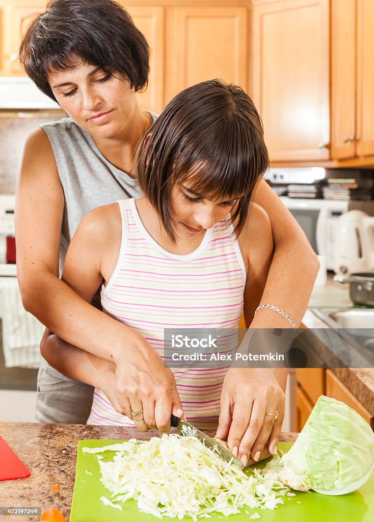 Família, mãe com as filhas, corte para Salada de Repolho - Royalty-free Adolescente Foto de stock