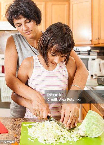 Família Mãe Com As Filhas Corte Para Salada De Repolho - Fotografias de stock e mais imagens de Adolescente