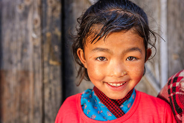 little nepali mädchen in village nahe annpurna-gebirge, nepal - poverty india child little girls stock-fotos und bilder