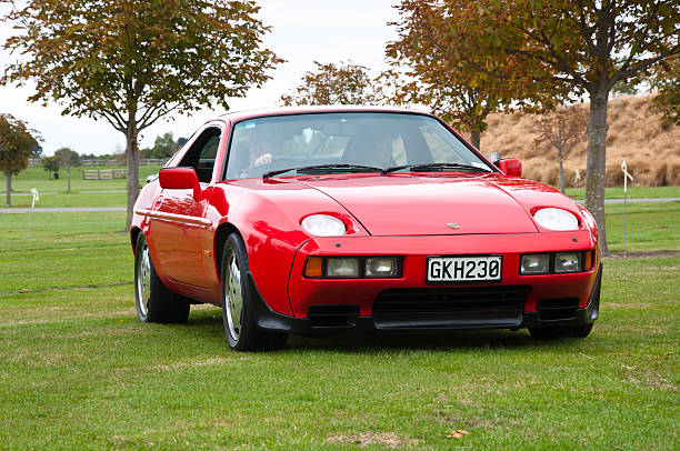 porsche 928 aus dem jahr 1985 - supercar racecar collectors car domestic car stock-fotos und bilder