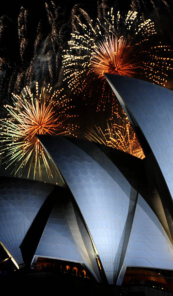 fogos de artifício sobre o sydney opera house, na véspera de ano-novo - sydney australia firework display sydney opera house australia - fotografias e filmes do acervo