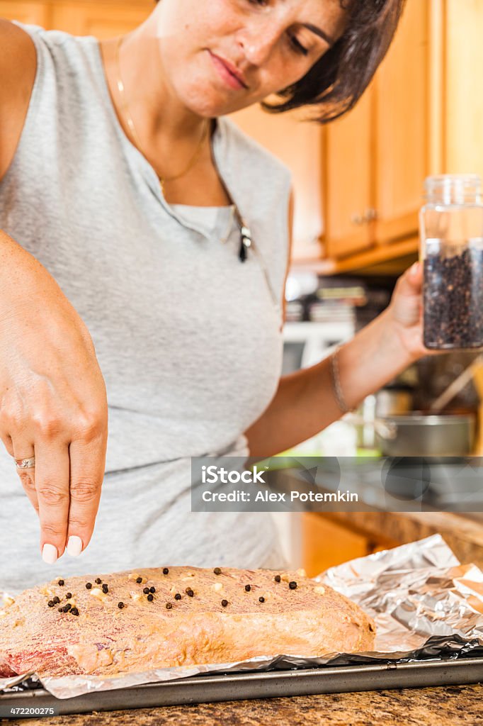 젊은 여자 준비 소고기 베이킹 - 로열티 프리 가정 생활 스톡 사진