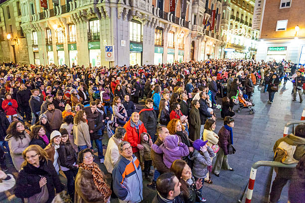 人形劇で夜の madrid - family child crowd british culture ストックフォトと画像