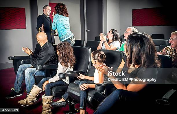 Photo libre de droit de Officiers De Surprenant Sa Famille banque d'images et plus d'images libres de droit de Adulte - Adulte, Afro-américain, Applaudir