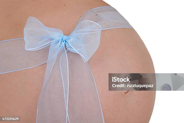 Beste Geschenkschwangeren Bauch Mit Blau Schleife Stockfoto und mehr Bilder von Bauchnabel - Bauchnabel, Berühren, Blume