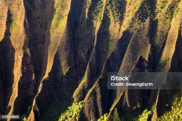 Foto de Falésias De Kauai e mais fotos de stock de Parque Estadual Costeiro de Nā Pali - Parque Estadual Costeiro de Nā Pali, Kauai, Cresta de montanha
