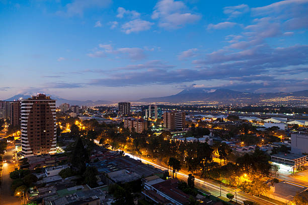 Cidade da Guatemala ao anoitecer - foto de acervo