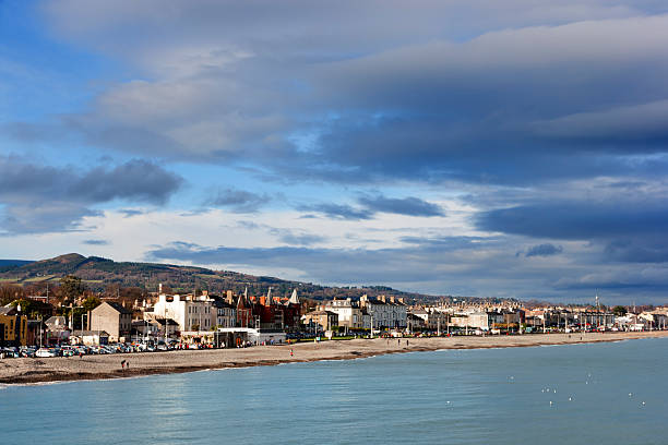 promenade de bray, en irlande - vibrant color mountain bay beach photos et images de collection