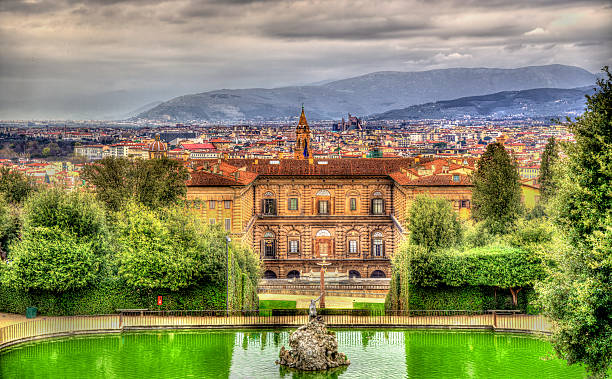 vista del palazzo pitti en florencia-italia - ornamental garden europe flower bed old fashioned fotografías e imágenes de stock