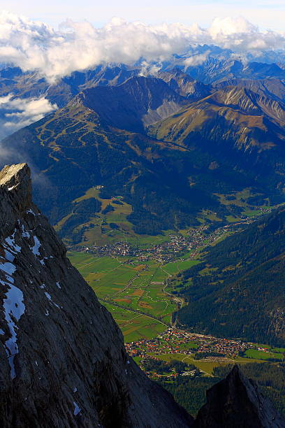 vista di alpine villaggi da zugspitze-germania, austria - zugspitze mountain tirol lermoos ehrwald foto e immagini stock