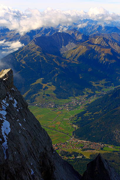 vista dos alpes de aldeias zugspitze-alemanha, áustria - zugspitze mountain tirol lermoos ehrwald imagens e fotografias de stock