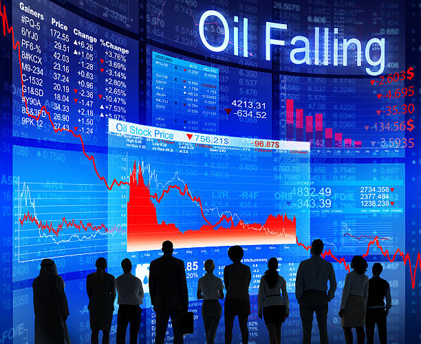 istock Business People Facing Oil Falling Crisis 472204939