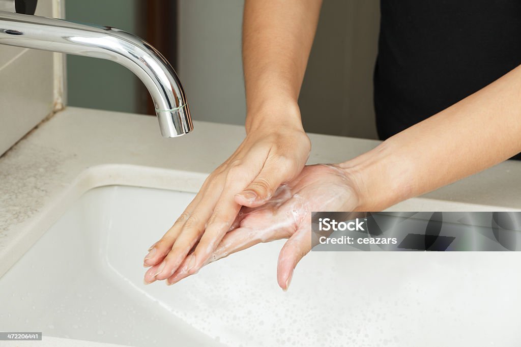 石鹸で手洗い - 30代のロイヤリティフリーストックフォト