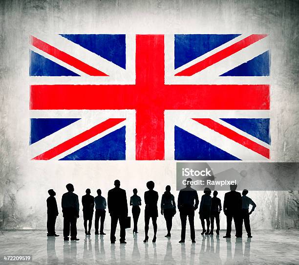 Foto de Pessoas De Negócios Em Pé Em Frente A Bandeira e mais fotos de stock de Adulto - Adulto, Bandeira, Bandeira da Grã-Bretanha