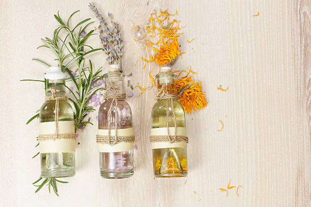 masaje con aromaterapia aceites - aromatic oil fotografías e imágenes de stock