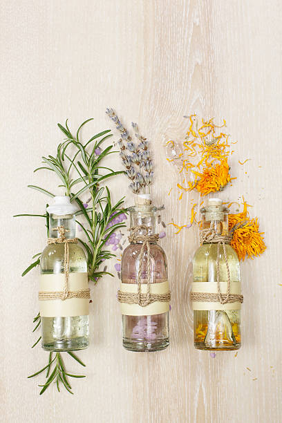 óleos de massagem aromaterápicos - homeopathic medicine medicine vertical studio shot - fotografias e filmes do acervo