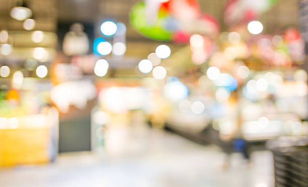 supermarket sklep z rozmycie bokeh tło - shallow depth of focus zdjęcia i obrazy z banku zdjęć