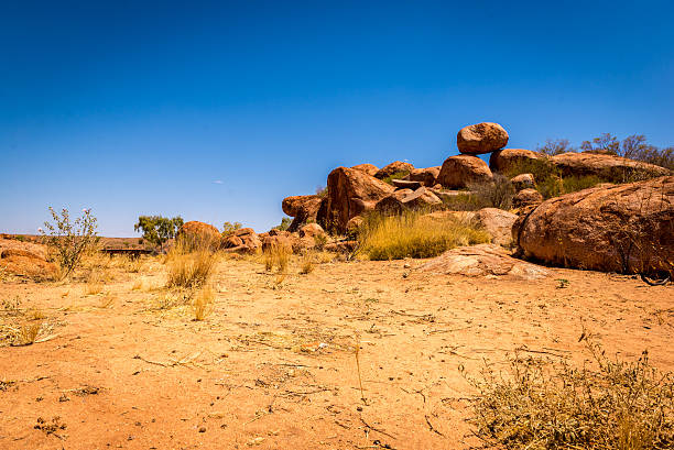 el diablo mármoles europeos, central de australia - devils marbles fotografías e imágenes de stock