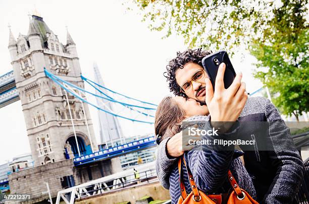 Foto de Casal Selfie Em Londres e mais fotos de stock de 20 Anos - 20 Anos, 25-30 Anos, 30 Anos