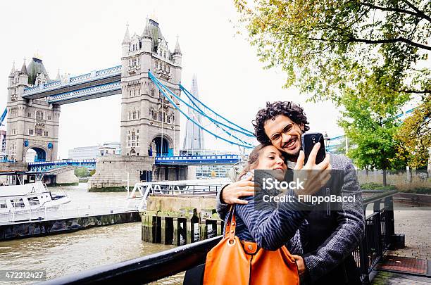 Para Selfie W Londynie - zdjęcia stockowe i więcej obrazów Turysta - Turysta, Latynoamerykanie, Londyn - Anglia