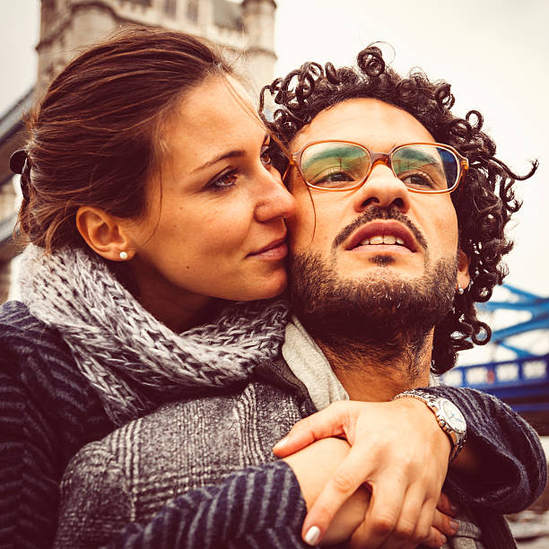 jovem casal perto de tower bridge em londres - pitchuk2013 - fotografias e filmes do acervo