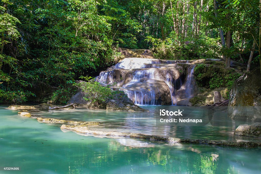 Erawan Cachoeira na floresta profunda - Foto de stock de Cascata royalty-free