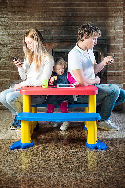 технологические семьи и отсутствие общения - two parent family technology mobility men стоковые фото и изображения